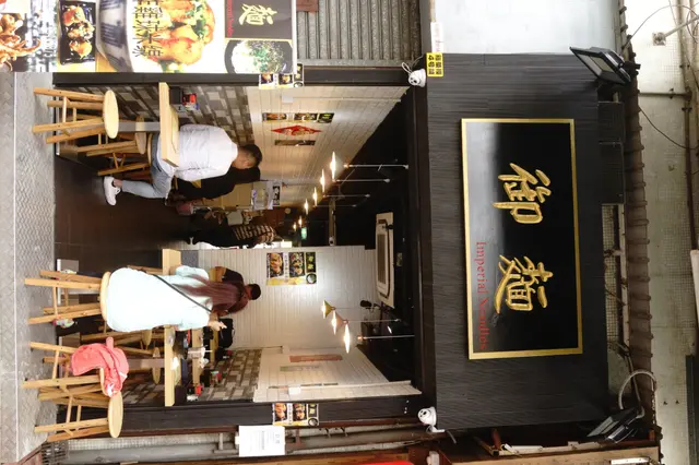 雖然店面不大，但是座位不會逼，座最外面一排，重可以放狗狗