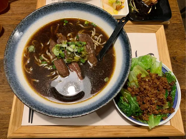 招牌紅燒牛肉麵加肉燥拌青菜