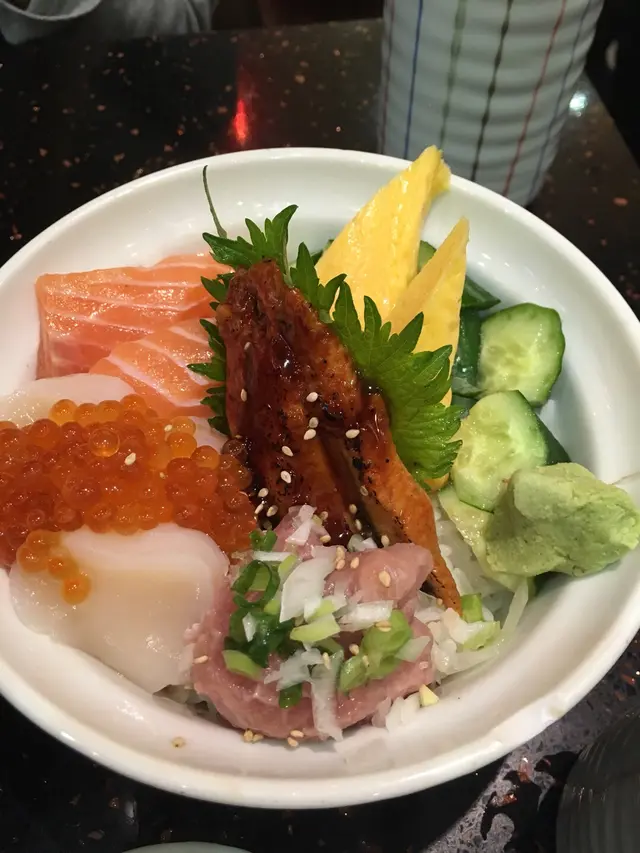 除咗以上海鮮之外,仲配有玉子同青瓜。當中嘅三文魚切得非常之厚身,啖啖肉,而三文魚籽一d都唔腥,至於玉子食落去甜甜地,口感結實,非常好食~