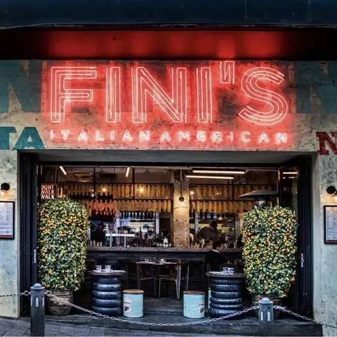 Fini's (伊利近街)