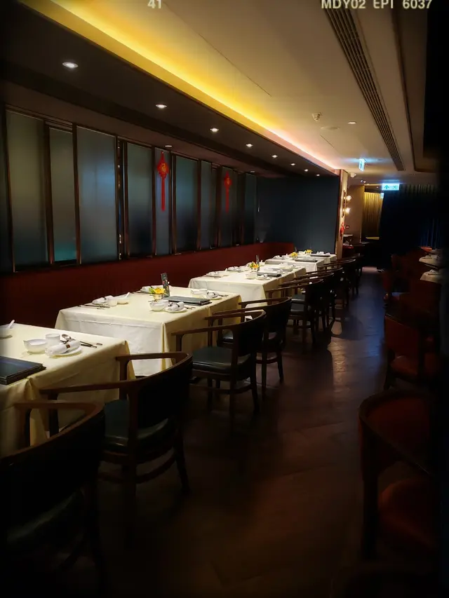 兩邊擺出半梳化合併式散座