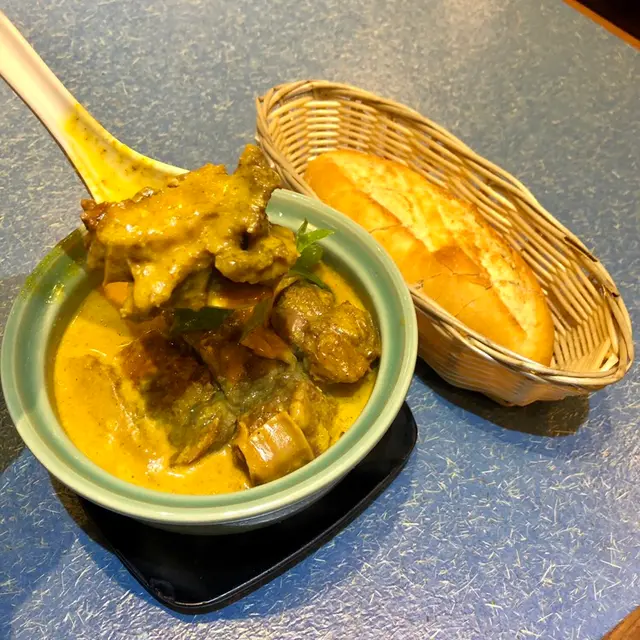 咖哩鮮牛腩煲 配法包