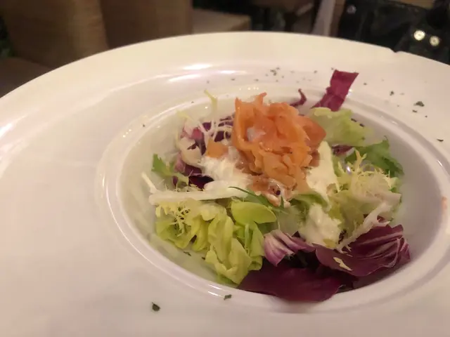 煙三文魚黑魚子蛋白沙律