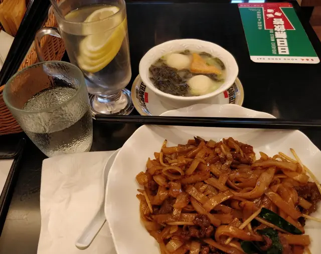 炒牛河算是大碟了，炒得頗有鑊氣