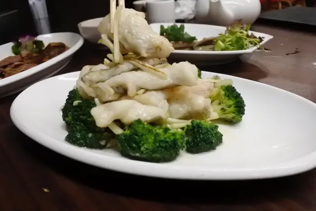 東星二食 - 西蘭花炒班球