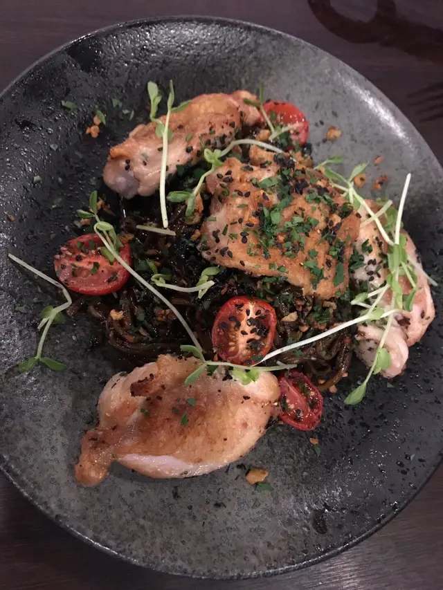 無骨雞脾肉墨汁黑蒜意粉