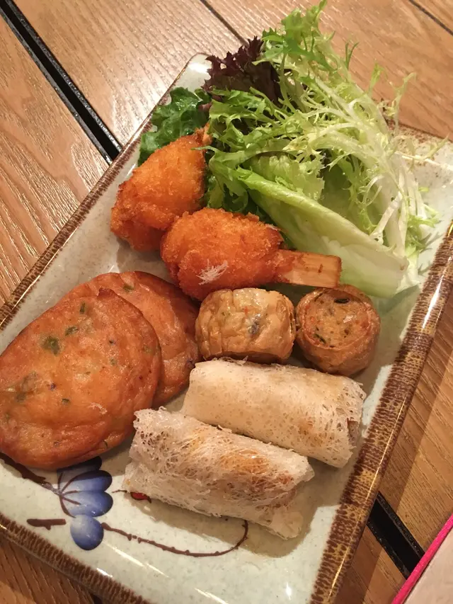 有網紋春卷、泰式魚餅同蝦餅。特別要讚下網紋春卷，春卷外皮炸到好酥脆，食落都唔會太油膩，配埋泰式辣醬，非常好食！