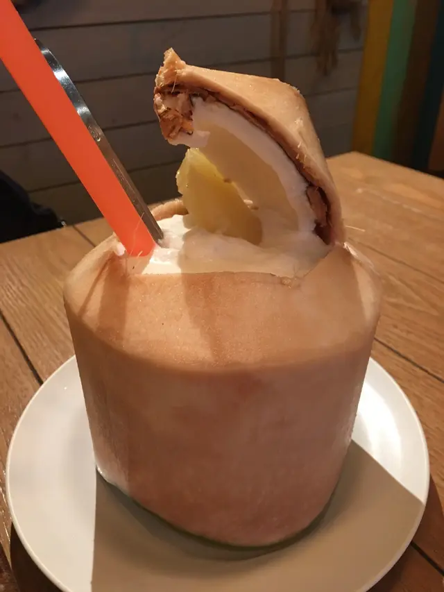 椰子裏邊係椰子沙冰，椰子味濃郁，飲完仲可以挖椰子肉落嚟食～