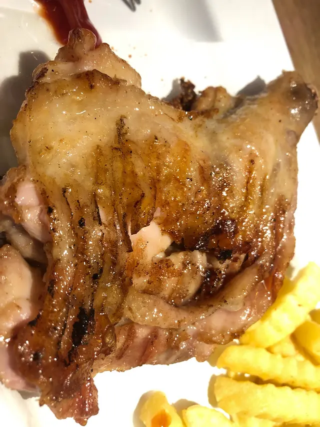 炸雞脾不是炸的，沒有香脆的口感，只有一口油，一切開就流血水