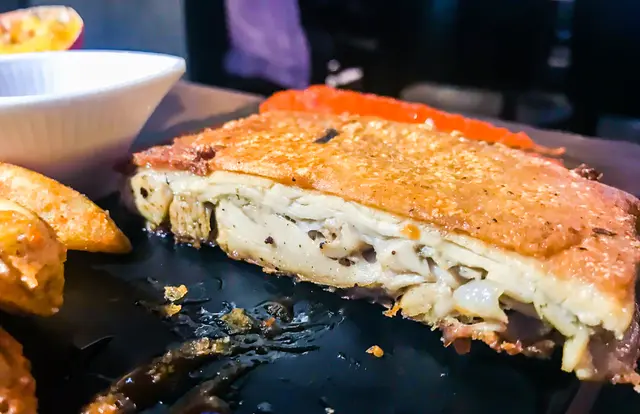 西班牙脆皮乳豬配彩椒汁