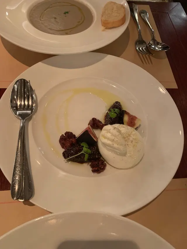 水牛芝士沙律喎⋯⋯