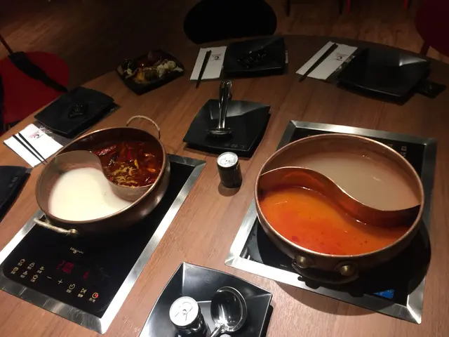 四款湯底:左起—白色的豬骨湯﹑深紅的麻辣湯﹑橙紅的蕃茄湯﹑清澈的三鮮湯