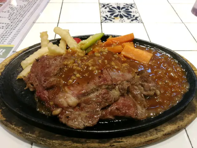 鐵板板牛柳配薯菜， 蒜汁