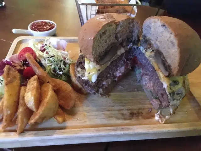 牛肉分量十足，目測最少有一寸厚，牛肉食落去仍然好juicy，另外配有大啡菇、煎蛋、芝士、蕃茄、生菜等配料，當中的煎蛋煎到八成熟，蛋黃冇熟到變老，無流心效果，咬落去啲蛋黃唔會流到周圍都係。大啖將成個漢堡食，所有配料融合，非常好食多汁，係我食咁多間漢堡之中，呢間餐廳嘅漢堡，係我心目中係數一數二的，非常推薦！漢堡仲會配上薯角同沙律。