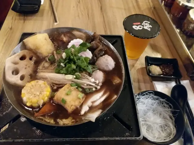 藥湯味不太濃,喜歡淡淡的會好喜歡(我喜歡濃味)
鍋內食物好豐富,有金姑,豆腐,豆干,肉丸.菜,黑木耳,蜆,血糯米,羊肉......
味道好好感覺味精不算太多., 