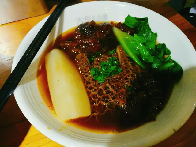 面嘅底一啲渣都冇， 係非常香甜拗咗好耐嘅湯底牛肉香味， 牛肉牛筋牛肚都好入味，有清甜嘅味道， 入口即溶， 醃製牛肉的醬料夠香，配搭手打拉麵，粗度夠，食落去味道搭夾， 蘿蔔已經煲到軟身入味， 依晚餐嚟講一碗麵都食到八成飽肚， 生菜就冇乜特別，是新鮮的。
