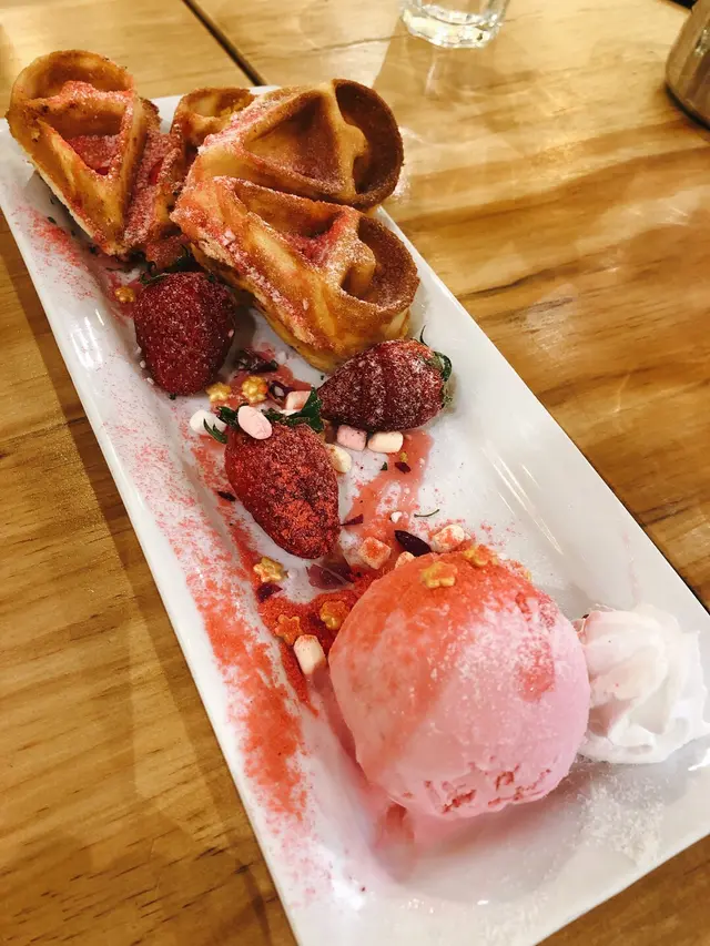 玫瑰花草莓窩夫