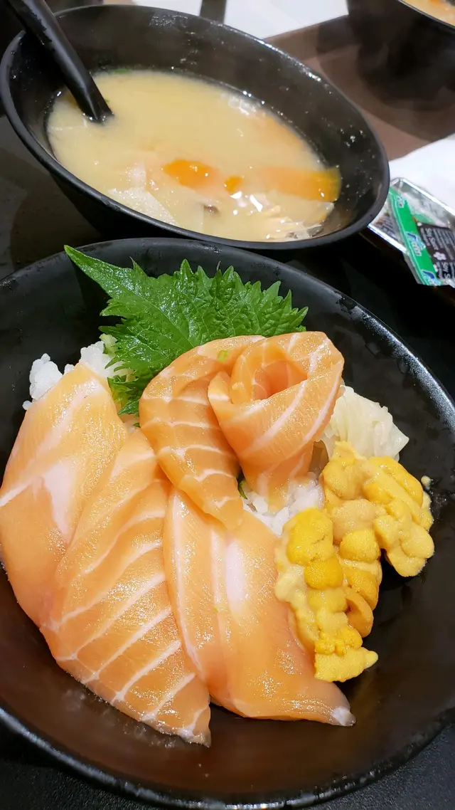 海膽三文魚丼
