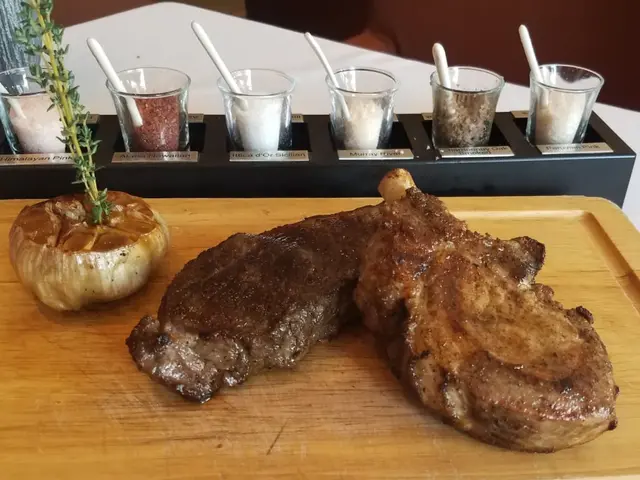  U.S. Sirloin Steak (8 oz) 及 Spanish Pork Rack (8 oz)