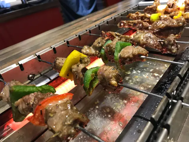 將串燒放在爐邊齒輪上，串燒便會自動滾動