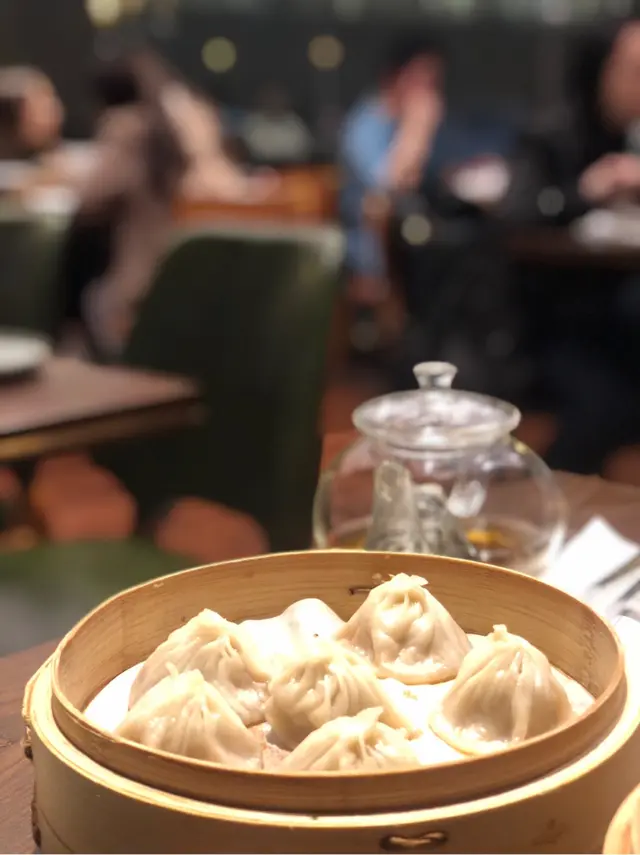 小籠包皮薄 咬入去勁多汁