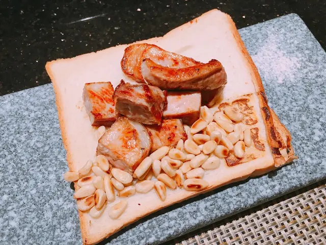 慢煮鐵板波爾多醬汁西班牙黑毛豬配松子仁