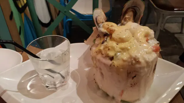 溶岩椰青海鮮焗飯