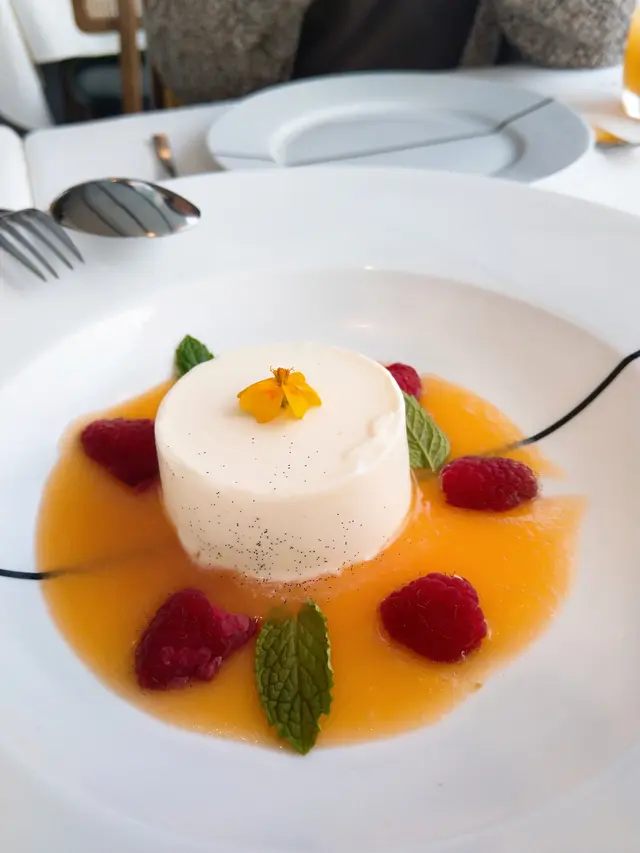 雲呢拿奶凍伴野莓