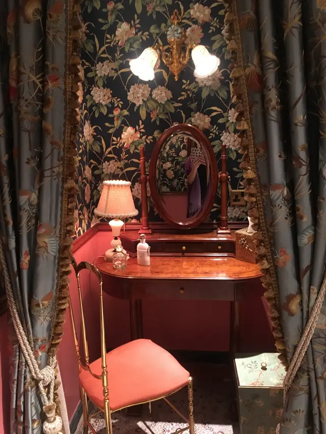 洗手間內的梳妝枱