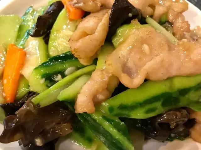 勝瓜雲耳炒肉片