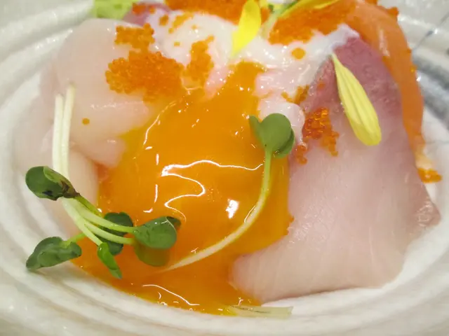 蛋汁馬上湧出，隨即滲入米飯中