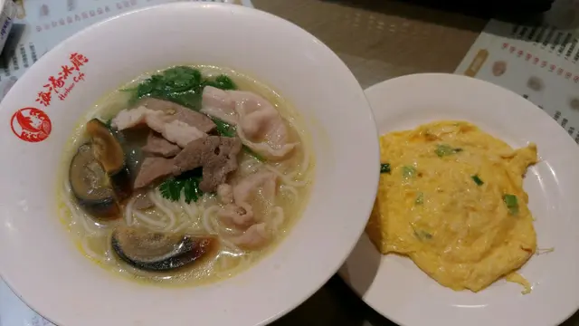 芫茜皮蛋鮮豬潤肉片湯米線配蔥花炒蛋