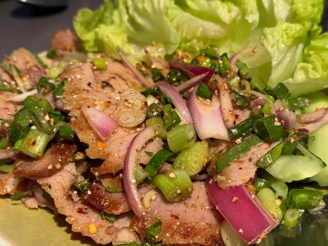 大家都有這習慣嗎～ 烤豬頸肉、泰式沙律🥗是個必吃的行程
沒吃過 就如沒到泰國🇹🇭過 沒吃到過泰式餐廳一樣
這次還有一份 就能滿足兩個願望～烤豬頸肉 香又好咬～
泰式沙律酸辣辣 再配上生洋蔥🧅鄉下是泰國🇹🇭朋朋們 來吃唄～
