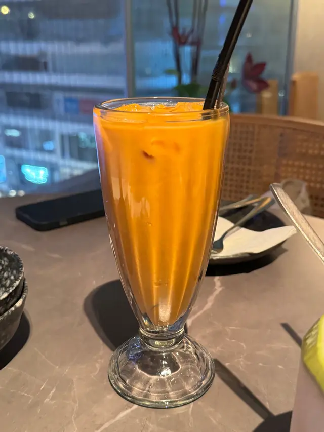 完全沒美剛疑惑直接一口吸進去～是泰奶～
是泰奶必用的 甜煉乳～讓人想一包泰奶外帶🥡