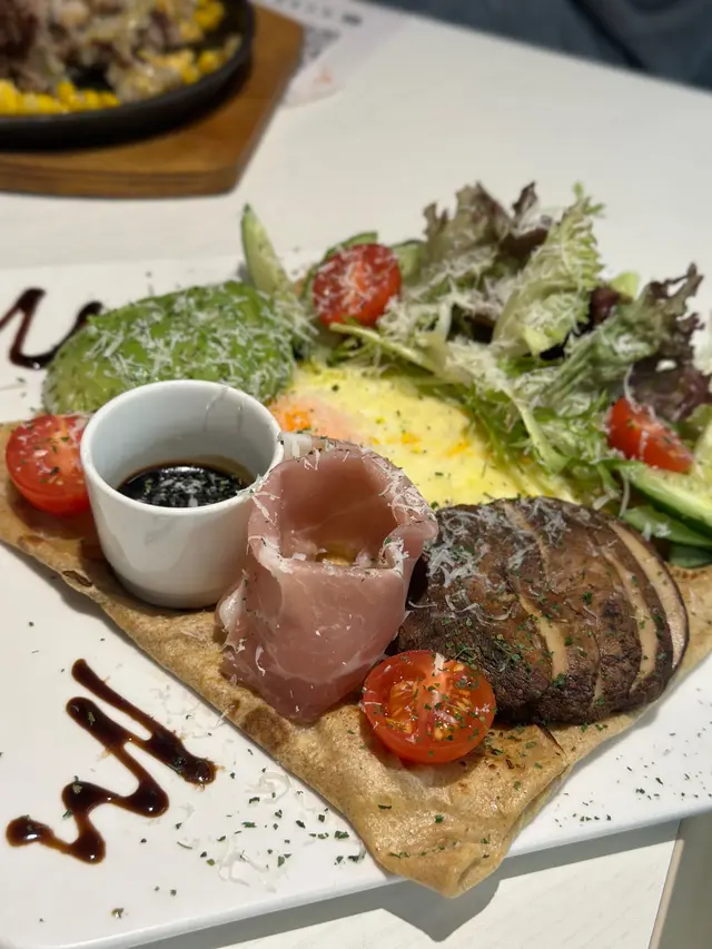 大啡菇。牛油果。可麗餅