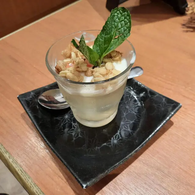 口感酸酸的,裡面還帶有乳酪的味道。這種結合了酸味和乳酪的果凍真的很特別。