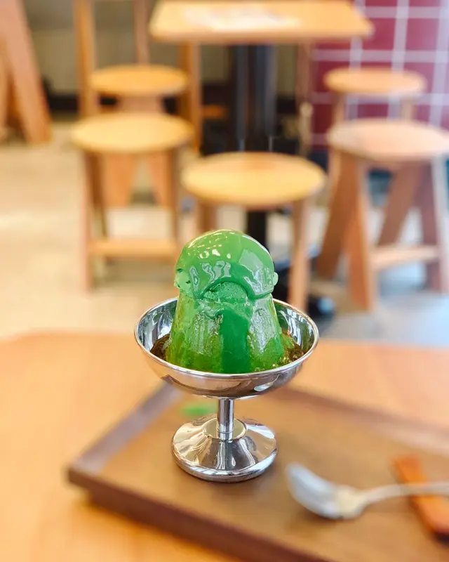 三重滋味來自抹茶醬、抹茶雪糕和抹茶布丁，三者均帶抹茶的甘香，微甜而不澀口。最特別的是抹茶布丁，口感不如焦糖雞蛋布丁那般軟滑，反而比較厚重紮實，卻又滑溜到雪糕也倒下😂布丁的抹茶味濃稠，出乎意料地仍有雞蛋香👍🏻