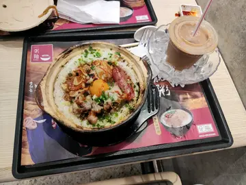 Salted Egg Yolk with Four Treasures Claypot Rice and Chilled Milk Tea 🇭🇰🐔🐷🐷🍖🌭🥚🍳🍲🍚❄️🧊🥛🍵🍽️