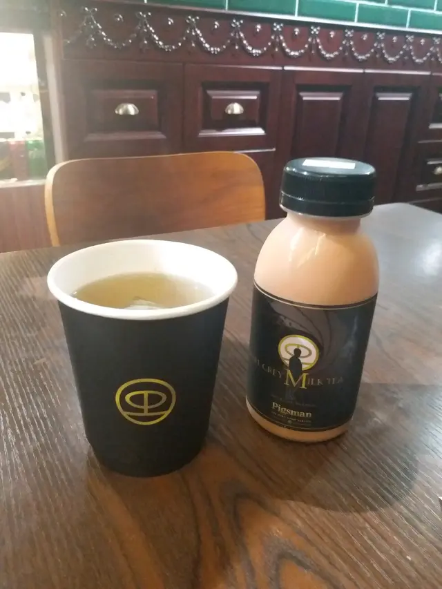 左:熱茉莉綠茶， 右:伯爵港式奶茶