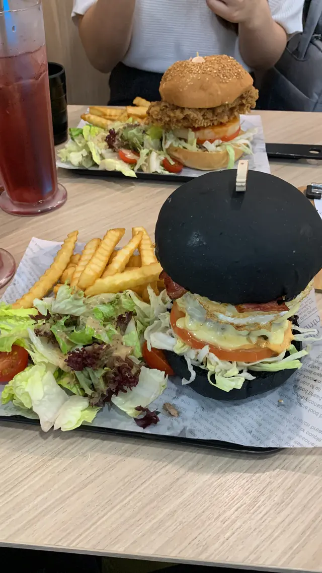 兩層牛肉漢堡，可以轉一層做豬肉。 今次食兩層牛肉，好juicy , 一淡真係咬唔到，要分兩層食。薯條好脆好好食，加埋少少沙律菜無咁油膩。中意食炸雞朋友可以試埋另一個韓式炸雞堡。 個韓式醬同塊炸雞好夾。