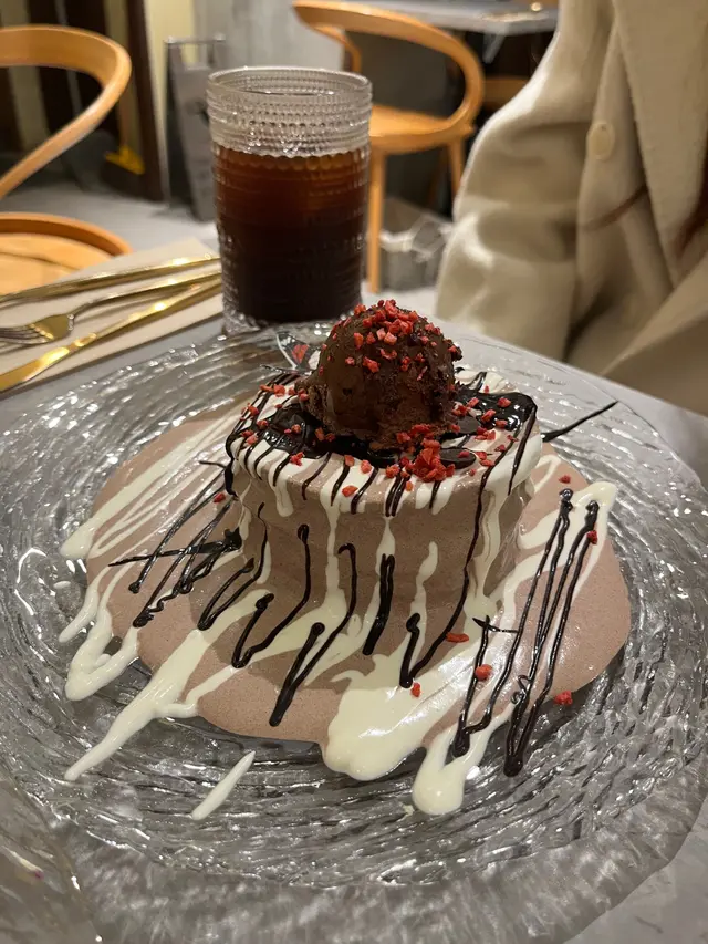 鬆軟嘅班戟外層佈滿朱古力醬🍫可可味極濃郁 同時帶點堅果香🥜 仲有黑朱古力同粟米片作點綴 令口感更豐富 整體唔會好甜 班戟上層有1球石板街雪糕🍦味道濃郁又香滑 整體層次感豐富 推薦俾鍾意食朱古力嘅朋友‼️