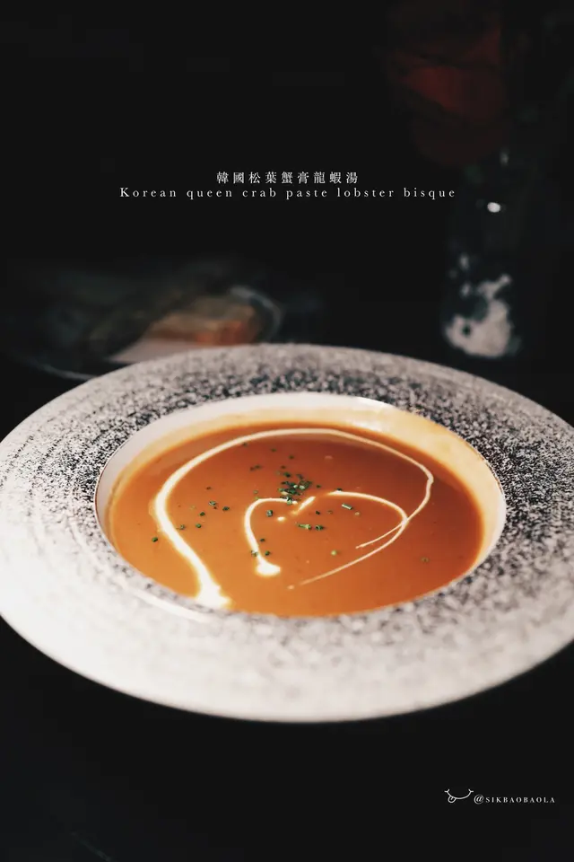 龍蝦湯加入了松葉蟹膏熬製,味道鮮甜又濃郁