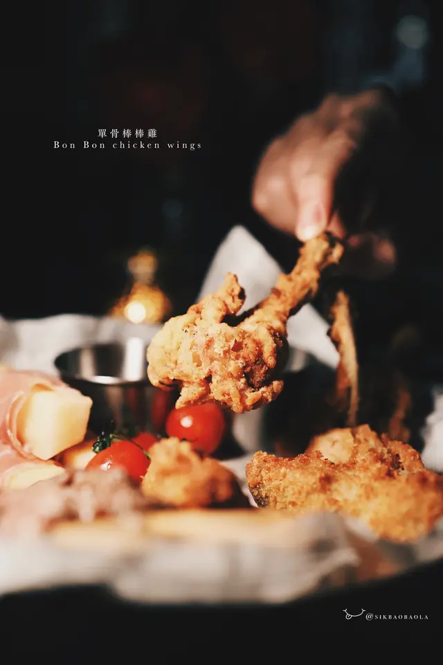 把雞翼的一邊骨除掉,再把肉撥到前端,變成單骨棒棒雞