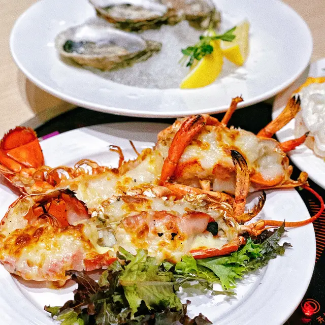 每隻龍蝦有一斤重,大大隻好有份量!🦞新鮮嘅龍蝦肉質彈牙,啖啖肉真係好滿足!