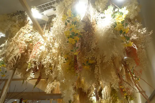 天花 板掛上垂下的乾花