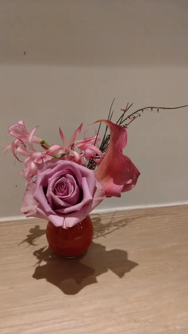 桌上放上真花擺設