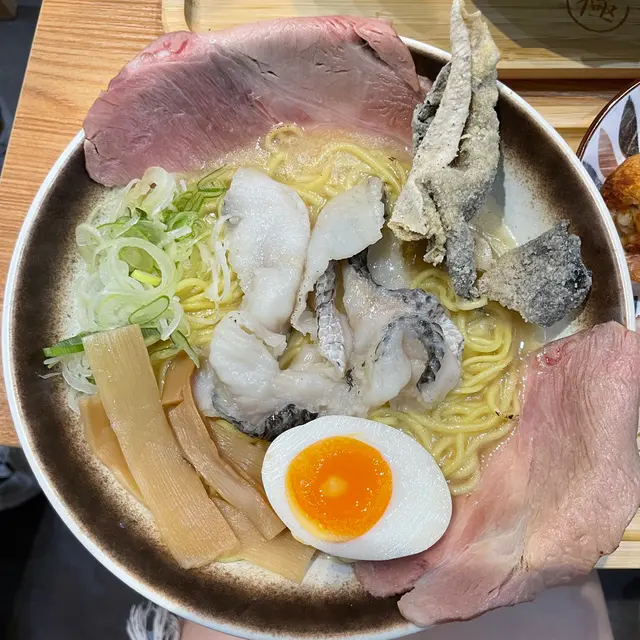 配有溏心蛋+慢煮叉燒+增量鯛魚片+炸魚皮