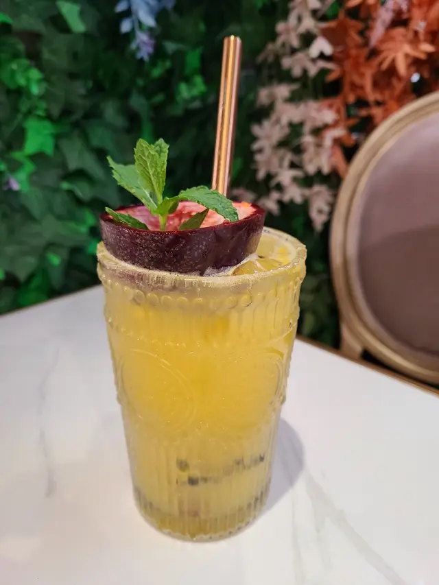 金金菠蘿熱情果梳打