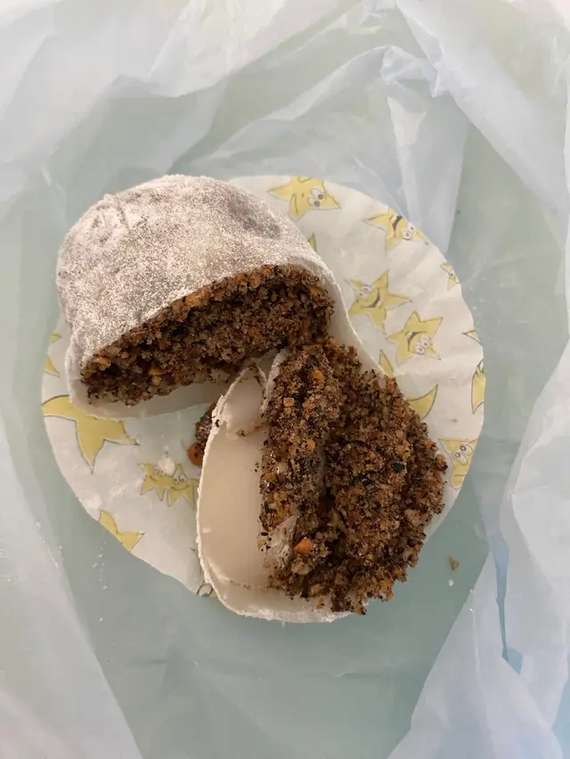 餡嘅花生香脆，拼黑芝麻比白芝麻好吃多了！真係與坊間的糯米糍大唔同。糍皮又厚又唔甜，柔軟～值得突意來買