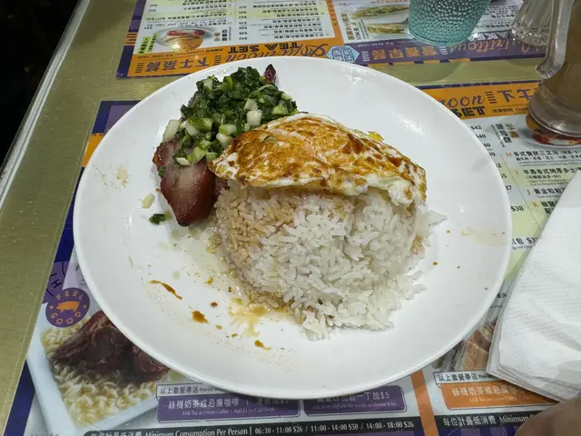 ￼叉燒偏硬的，￼如果不是他用蜜糖浸出來就是柴皮，￼一件叉燒冷卻之後食出來就知道他的真身是怎樣